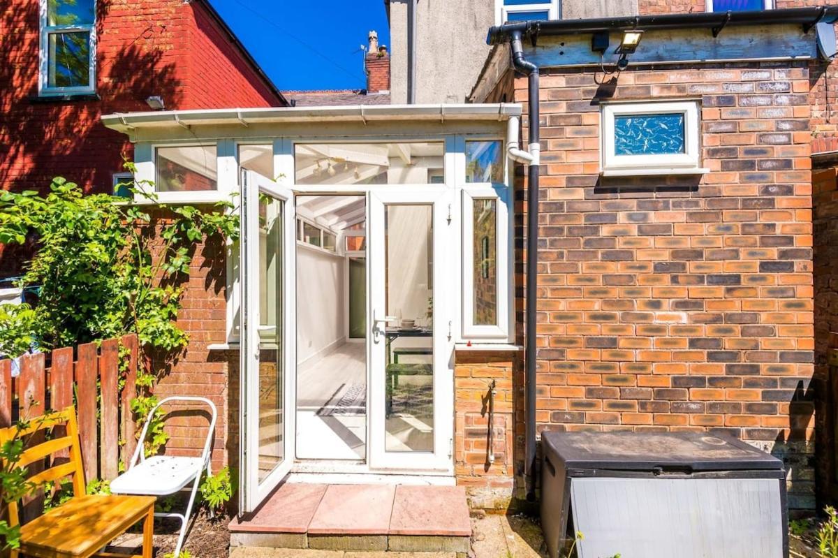 Large 4 Bedroom Home With Free Parking Near Mediacityuk Manchester Exteriér fotografie