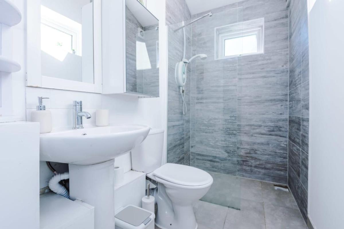 Large 4 Bedroom Home With Free Parking Near Mediacityuk Manchester Exteriér fotografie