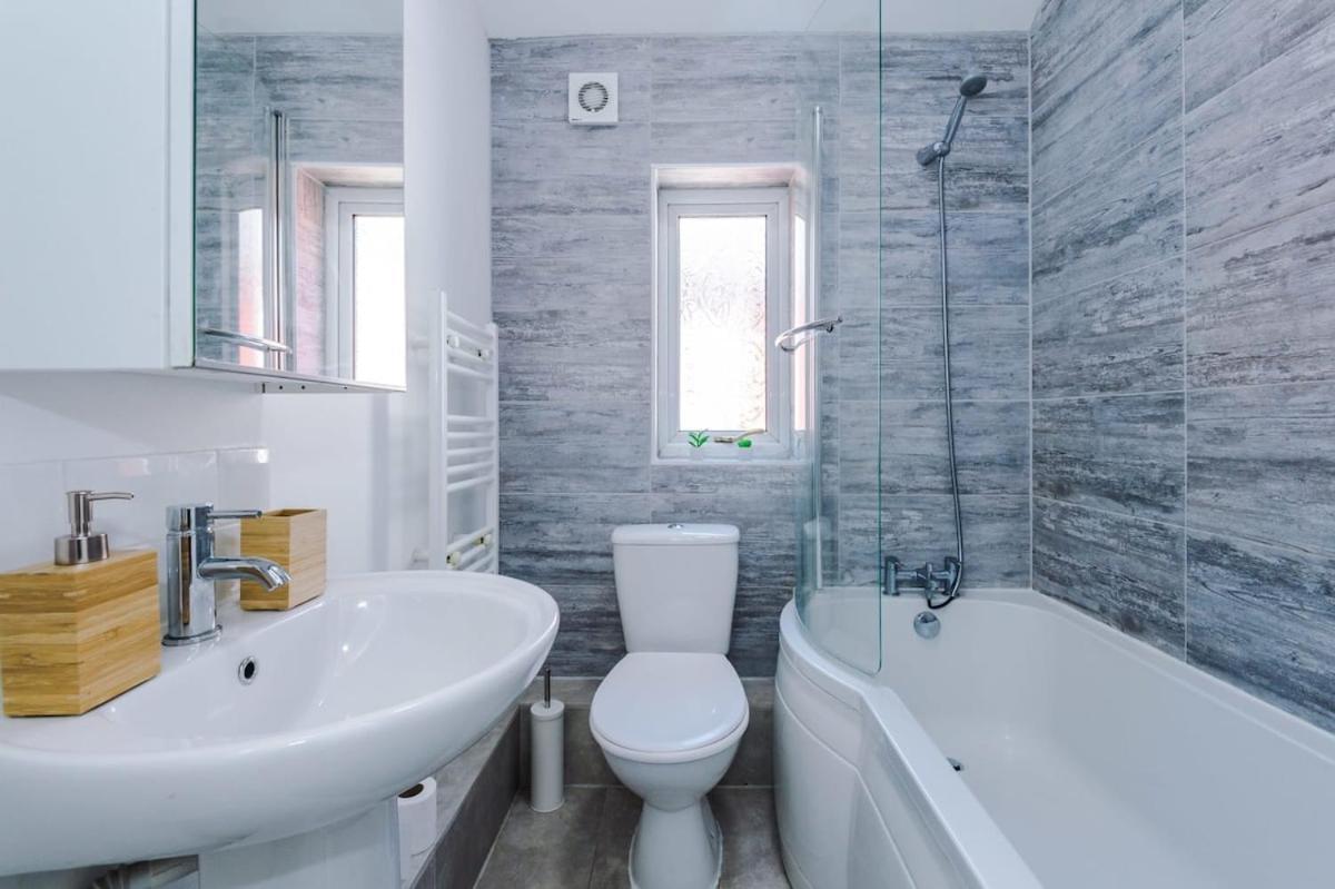 Large 4 Bedroom Home With Free Parking Near Mediacityuk Manchester Exteriér fotografie